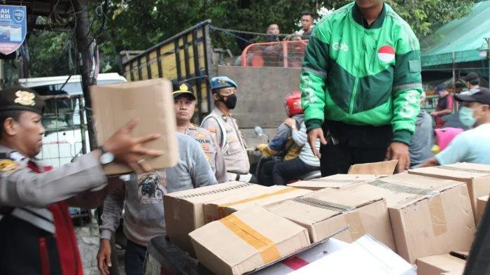 Polisi gerebek gudang minuman keras atau miras yang berlokasi di semanan raya